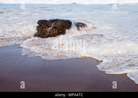 Seascape charmant avec eaux bleues, et les vagues se briser contre un rocher comme les vagues déferlent en fin d'après-midi. Il y a une atmosphère de sérénité et de fraîcheur. Banque D'Images