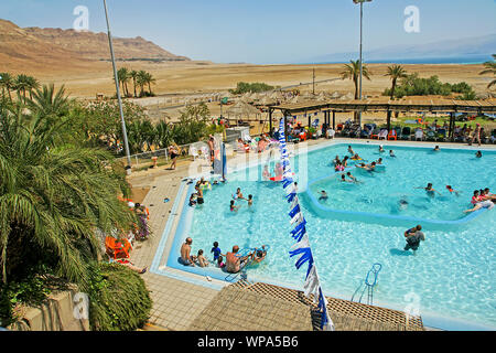 Israël, la Mer Morte, Ein Gedi Resort et Spa. Les vacanciers dans la piscine thermale Banque D'Images