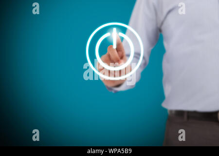 Businessman touching bouton d'alimentation de l'interface écran tactile avancé Banque D'Images