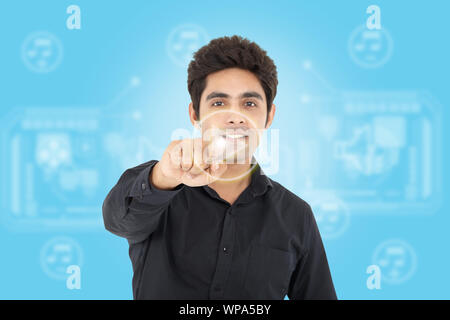 Businessman touching bouton d'alimentation de l'interface écran tactile avancé Banque D'Images
