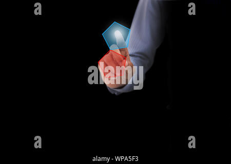 Homme d'affaires appuyez sur le bouton de l'écran tactile Banque D'Images