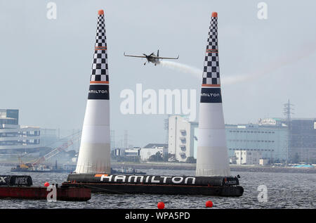 Chiba, Japon. Sep 8, 2019. Pilote australien Matt Hall passe pylônes de championnat du monde Red Bull Air Race à Chiba, suburban Tokyo le Dimanche, Septembre 8, 2019. Hall terminé la troisième alors qu'il a remporté le classement global. Credit : Yoshio Tsunoda/AFLO/Alamy Live News Banque D'Images