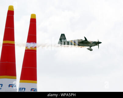 Chiba, Japon. Sep 8, 2019. Pilote australien Matt Hall passe par des pylônes du Championnat du monde Red Bull Air Race à Chiba, suburban Tokyo le Dimanche, Septembre 8, 2019. Hall terminé la troisième alors qu'il a remporté le classement global. Credit : Yoshio Tsunoda/AFLO/Alamy Live News Banque D'Images