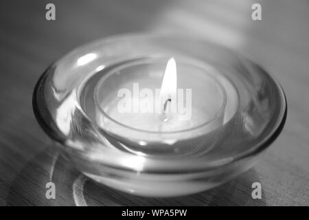 Bougie basse burns dans un chandelier en verre ronde, gros plan, P.C. Banque D'Images