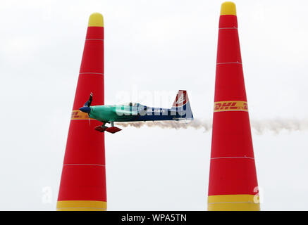 Chiba, Japon. Sep 8, 2019. Pilote japonais Yoshihide Muroya pylônes passe en route pour gagner du Championnat du monde Red Bull Air Race à Chiba, suburban Tokyo le Dimanche, Septembre 8, 2019. Muroya a remporté la dernière manche du championnat alors que Matt Hall de l'Australie a gagné l'ensemble de l'article. Credit : Yoshio Tsunoda/AFLO/Alamy Live News Banque D'Images