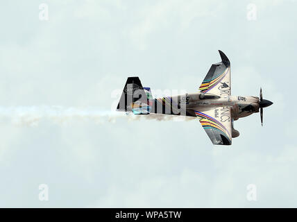 Chiba, Japon. Sep 8, 2019. Pilote australien Matt Hall vitesses aux Championnat du monde Red Bull Air Race à Chiba, suburban Tokyo le Dimanche, Septembre 8, 2019. Hall terminé la troisième alors qu'il a remporté le classement global. Credit : Yoshio Tsunoda/AFLO/Alamy Live News Banque D'Images