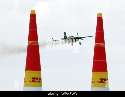 Chiba, Japon. Sep 8, 2019. Pilote australien Matt Hall passe par des pylônes du Championnat du monde Red Bull Air Race à Chiba, suburban Tokyo le Dimanche, Septembre 8, 2019. Hall terminé la troisième alors qu'il a remporté le classement global. Credit : Yoshio Tsunoda/AFLO/Alamy Live News Banque D'Images