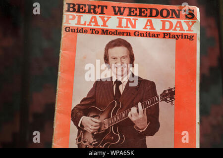 Couvrir de Bert Weedon jouer dans le classique 'un jour' scolarité guitare livre. Banque D'Images