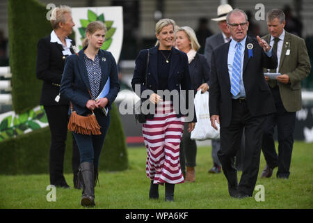 (De gauche à droite) Lady Louise Windsor et la comtesse de Wessex à la Land Rover Burghley Horse Trials à Stamford, Lincolnshire. Banque D'Images