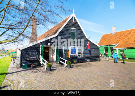 Zaanse Schans, Pays-Bas - 1 Avril 2016 : Delft Blue pottery shop à Zaanse Schans, Hollande du Nord, village traditionnel, les touristes Banque D'Images