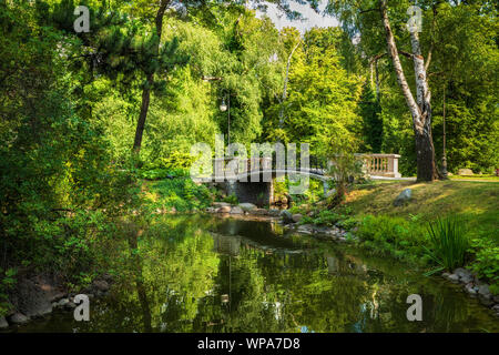 Par pont du lac dans un paysage pittoresque du parc Ujazdow (Polonais : Park Château Ujazdowski), ville de Varsovie en Pologne. Banque D'Images