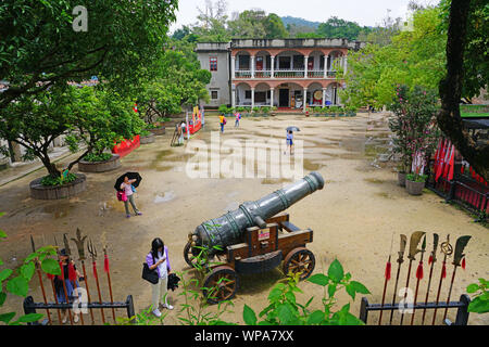 XIAMEN, CHINE -14 JUIN 2019- Vue de la forteresse de Hulishan, un monument classé monument historique avec des canons à Xiamen (Amoy), surplombant le détroit de Taiwan je Banque D'Images