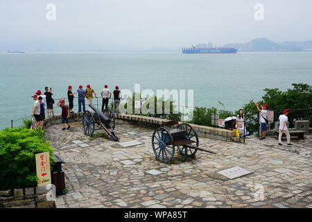 XIAMEN, CHINE -14 JUIN 2019- Vue de la forteresse de Hulishan, un monument classé monument historique avec des canons à Xiamen (Amoy), surplombant le détroit de Taiwan je Banque D'Images