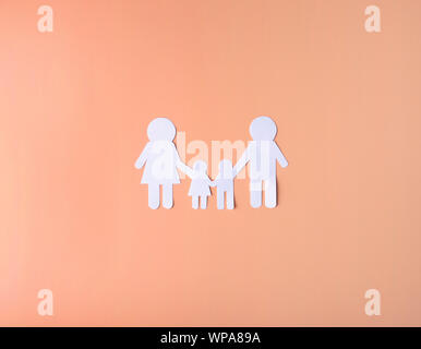 Sur un arrière-plan de pêche familiale faite de papier blanc. Maman Papa fille et fils. Il y a une place pour l'inscription. L'idée de protéger les enfants et de th Banque D'Images