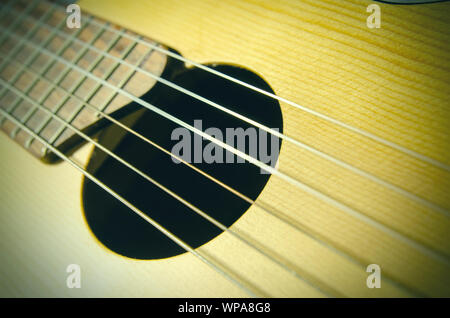 Guitare acoustique classique avec des cordes en nylon Banque D'Images