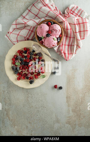 De crème glacée molle, frais ou congelé yaourt avec des saveurs de petits fruits Banque D'Images