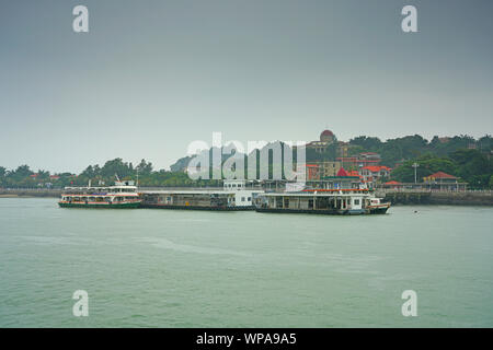 XIAMEN, CHINE -12 JUIN 2019- Vue d'un terminal de ferries à 141, un patrimoine mondial de l'île piétonne en face de Xiamen (Amoy) dans la Taiwan Banque D'Images