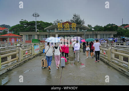 XIAMEN, CHINE -12 JUIN 2019- Vue d'un terminal de ferries à 141, un patrimoine mondial de l'île piétonne en face de Xiamen (Amoy) dans la Taiwan Banque D'Images