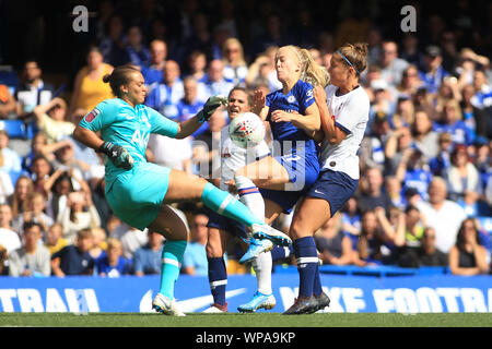 Londres, Royaume-Uni. 05Th Sep 2019. Adelina Engman de Chelsea femmes (M) entre en collision avec Becky Spencer, le gardien de but de Tottenham (L) et Hannah Godfrey de Tottenham Hotspur Femmes (R).FA Women's super league, Chelsea femmes v Tottenham Hotspur femmes à Stamford Bridge à Londres le dimanche 8 septembre 2019. Ce droit ne peut être utilisé qu'à des fins rédactionnelles. Usage éditorial uniquement, licence requise pour un usage commercial. Aucune utilisation de pari, de jeux ou d'un seul club/ligue/dvd publications. pic par Steffan Bowen/ Crédit : Andrew Orchard la photographie de sport/Alamy Live News Banque D'Images