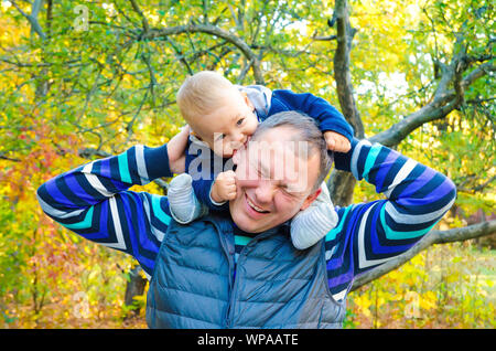 Le père et le bébé dans le parc en automne Banque D'Images