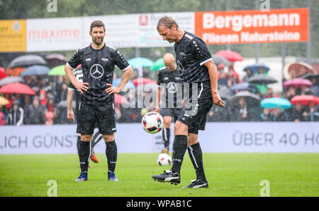 Geislingen An Der Steige, Allemagne. 05Th Sep 2019. Football : match de bienfaisance avec les vieilles étoiles dans le PDE stadium. Guido Buchwald (r) se réchauffe avec son coéquipier Thomas Hitzlsperger (l) avant le début du jeu. Credit : Christoph Schmidt/dpa/Alamy Live News Banque D'Images