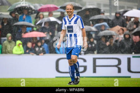 Geislingen An Der Steige, Allemagne. 05Th Sep 2019. Football : match de bienfaisance avec les vieilles étoiles dans le PDE stadium. Jürgen Klinsmann s'exécute dans le maillot de l'équipe 'Schwaben" à travers le terrain de jeu. Credit : Christoph Schmidt/dpa/Alamy Live News Banque D'Images