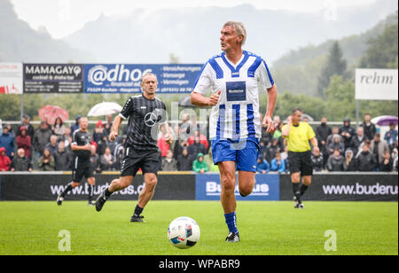 Geislingen An Der Steige, Allemagne. 05Th Sep 2019. Football : match de bienfaisance avec les vieilles étoiles dans le PDE stadium. Rudi Bommer a la balle dans le maillot de l'équipe 'Schwaben'. Credit : Christoph Schmidt/dpa/Alamy Live News Banque D'Images