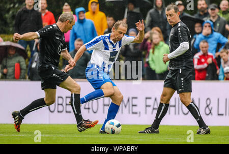 Geislingen An Der Steige, Allemagne. 05Th Sep 2019. Football : match de bienfaisance avec les vieilles étoiles dans le PDE stadium. Jürgen Klinsmann (M) a la balle dans le maillot de l'équipe 'Schwaben'. Credit : Christoph Schmidt/dpa/Alamy Live News Banque D'Images