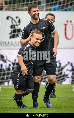 Geislingen An Der Steige, Allemagne. 05Th Sep 2019. Football : match de bienfaisance avec les vieilles étoiles dans le PDE stadium. Thomas Hitzlsperger (r) félicite son coéquipier Niko Kappel sur son objectif. Credit : Christoph Schmidt/dpa/Alamy Live News Banque D'Images