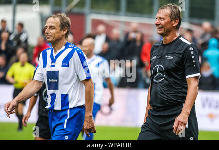 Geislingen An Der Steige, Allemagne. 05Th Sep 2019. Football : match de bienfaisance avec les vieilles étoiles dans le PDE stadium. Jürgen Klinsmann (l) s'exécute en dehors du terrain avec Guido Buchwald. Credit : Christoph Schmidt/dpa/Alamy Live News Banque D'Images