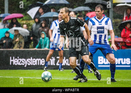 Geislingen An Der Steige, Allemagne. 05Th Sep 2019. Football : match de bienfaisance avec les vieilles étoiles dans le PDE stadium. Jürgen Klinsmann (l) a la balle dans le maillot de l'équipe 'Reste du Monde'. Credit : Christoph Schmidt/dpa/Alamy Live News Banque D'Images