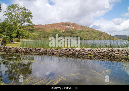 Cynwch Llyn lac sur le précipice populaire à pied, le parc national de Snowdonia, le Nord du Pays de Galles, Royaume-Uni Banque D'Images