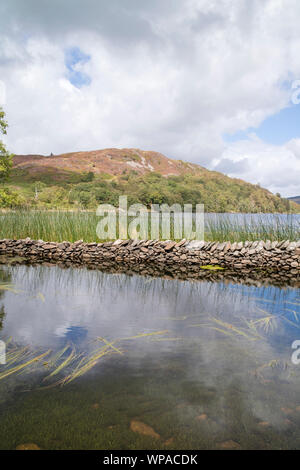 Cynwch Llyn lac sur le précipice populaire à pied, le parc national de Snowdonia, le Nord du Pays de Galles, Royaume-Uni Banque D'Images