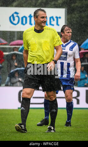 Geislingen An Der Steige, Allemagne. 05Th Sep 2019. Football : match de bienfaisance avec les vieilles étoiles dans le PDE stadium. Arbitre Knut Kircher occupe toute la hauteur. Credit : Christoph Schmidt/dpa/Alamy Live News Banque D'Images