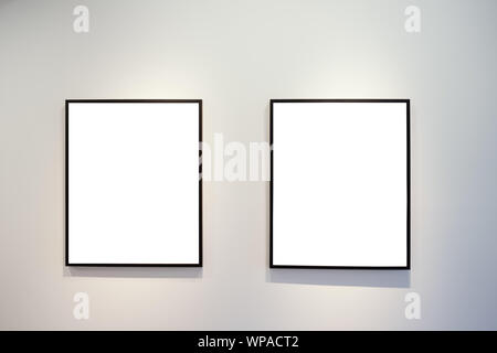 Musée Galerie d'Art Contemporain cadre isolé mur blanc Chemin de découpe rectangulaire Banque D'Images