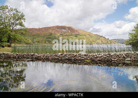 Cynwch Llyn lac sur le précipice populaire à pied, le parc national de Snowdonia, le Nord du Pays de Galles, Royaume-Uni Banque D'Images