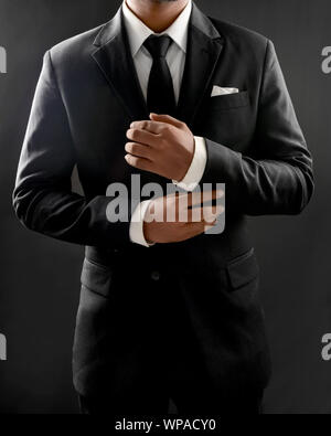 Les hommes en costume sombre Banque D'Images