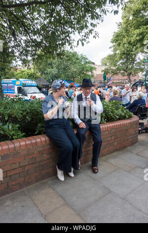 En quelques années 40 costume assis sur mur bénéficiant d'briser 1940 Lincoln Lincolnshire week-end 2019 Banque D'Images
