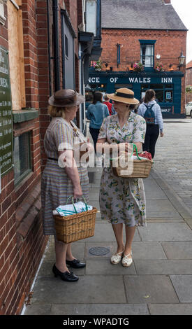 Deux dames habillés en costume des années 1940 1940 Lincoln Lincolnshire week-end 2019 Banque D'Images