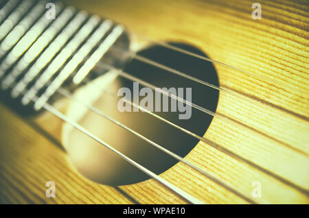 Guitare acoustique classique avec des cordes en nylon Banque D'Images