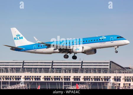 Stuttgart, Allemagne - le 21 mars 2019 : Embraer 190 KLM cityhopper avion à l'aéroport de Stuttgart (STR) en Allemagne. Banque D'Images