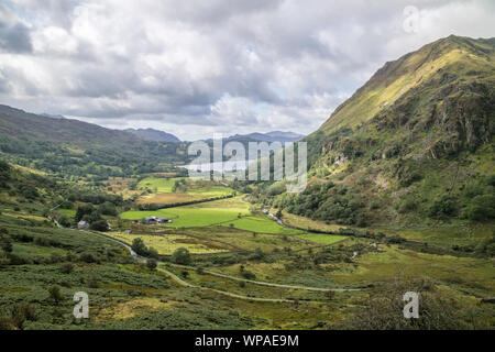 Dans la ligne de Nant Gwynant vallée vers Llyn Gwynant, Parc National de Snowdonia, le Nord du Pays de Galles, Royaume-Uni Banque D'Images