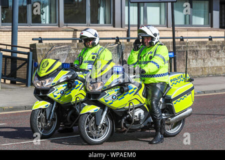 Deux agents de patrouille à vélo de moteur à partir de l'Ecosse La Police sur leur logo-de BMW motos de police dans le centre-ville de Glasgow, Écosse, Royaume-Uni Banque D'Images