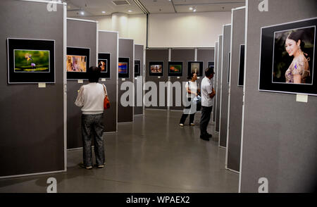 Hong Kong, Chine. Sep 8, 2019. Citoyens visiter une exposition célébrant le 70e anniversaire de la fondation de la République populaire de Chine à Hong Kong, Chine du sud, le 8 septembre 2019. L'exposition a été organisée par les membres de l'art privé de Hong Kong. Credit : Lo Fai Ping/Xinhua/Alamy Live News Banque D'Images