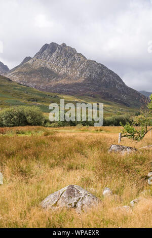 Tryfan montagne dans la vallée de l'Ogwen, Parc National de Snowdonia, le Nord du Pays de Galles, Royaume-Uni Banque D'Images