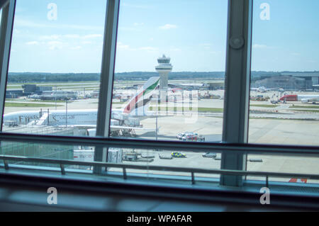 Queue d'unis un airbus A380 avec un arrière-plan de Londres Gatwick tour de contrôle de la circulation aérienne Banque D'Images