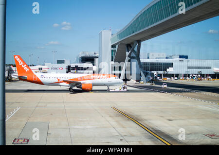 Avion EasyJet poussé par un remorqueur à Londres Gatwick airport terminal Banque D'Images
