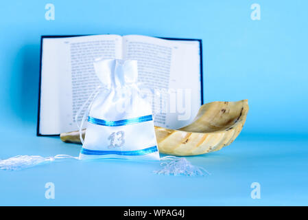 La Torah Shofar Et Un Sac Cadeau Pour Les Invites Au Bar Mitzvah Garcon Juif Devient Automatiquement Bar Mitzvah Lorsqu Il Aura 13 Ans Carte De Vœux Invitation D Une Partie Photo Stock Alamy