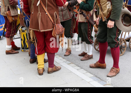 Reconstructeurs dans mousquetaires vêtements sur une maison de ville. Banque D'Images