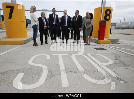 Taoiseach Leo Varadkar (troisième à gauche) et le ministre des Affaires européennes Helen McEntee (à gauche) avec le port et les fonctionnaires des douanes au cours d'une visite au nouveau port de Dublin à l'infrastructure physique qui a été mis en place pour répondre aux exigences en matière de douanes, et les contrôles sanitaires et phytosanitaires sur les envois de marchandises importées de transit ou le Royaume-Uni. Banque D'Images